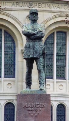 Statue actuelle à la gloire du Général Mangin Statue actuelle à la gloire du Général Mangin