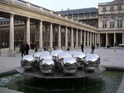 Une des deux fontaines  boules du Palais-Royal de Pol Bury